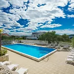 House Rina - 1 *